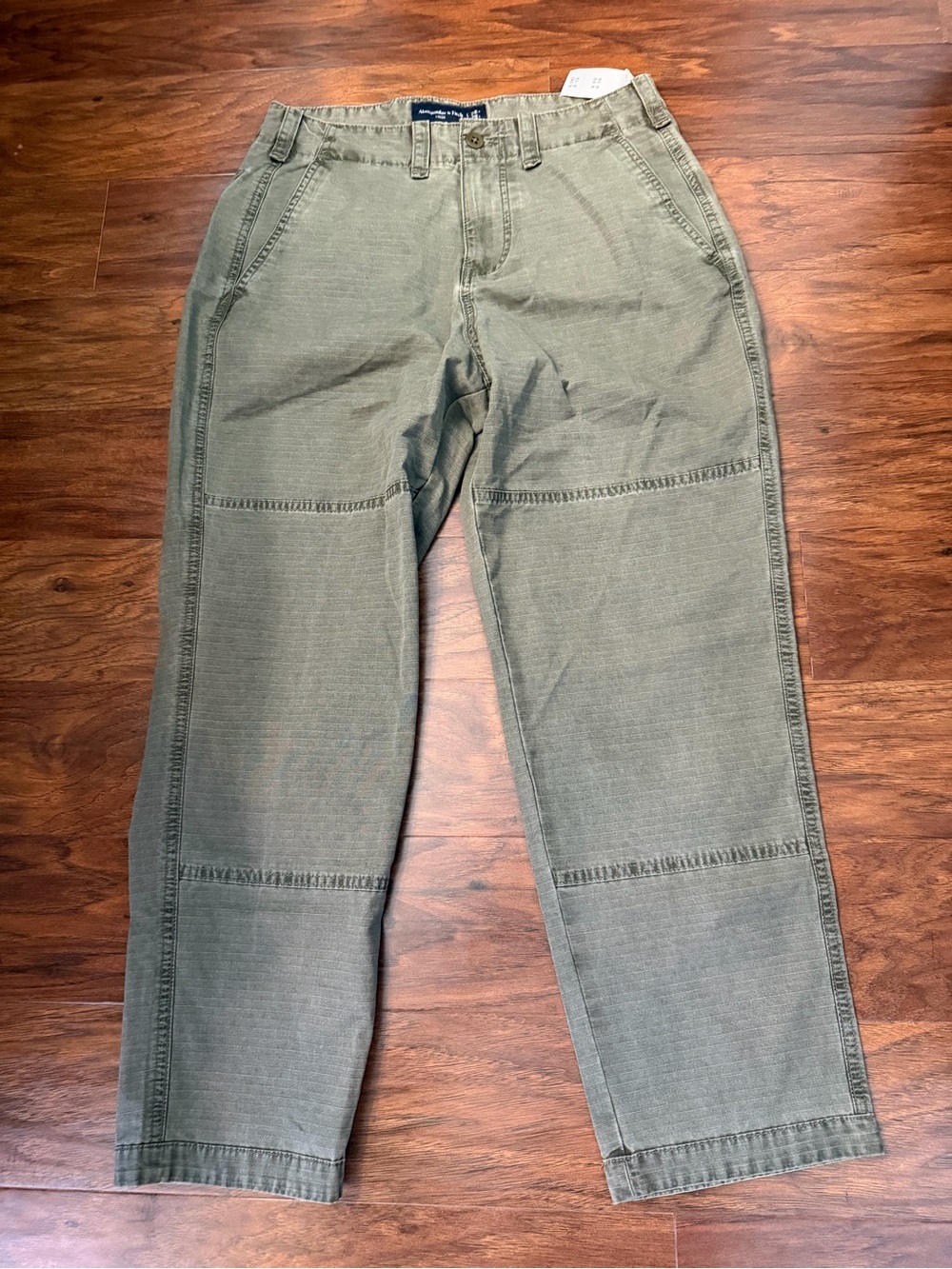 NWT Abercrombie & Fitch Loose Cargo Pants Size 28